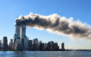 Las Torres Gemelas del World Trade Center arden tras los ataques del 11 de septiembre de 2001 en Nueva York.