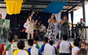 La agrupación Yatáalé, conformada por estudiantes universitarios, lleva sus temas inéditos a los colegios de Guayaquil.