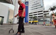 Una persona con discapacidad va al SRI por qué no le han depositado en su cuenta bancaria la devolución del IVA.