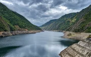 El embalse Mazar alimenta al complejo hidroeléctrico Paute Integral conformado por Mazar 170 megavatios (MW), Molino (1.100 MW) y Sopladora (487 MW).