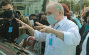 Abdalá Bucaram espera su sentencia en una clínica.
