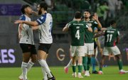 Jugadores de Liga de Quito se abrazan luego de caer solo por un gol ante Palmeiras, en la ida de los cuartos de final de Copa Libertadores.
