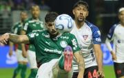 Jugador de Palmeiras disputa el balón con Luis Segovia.
