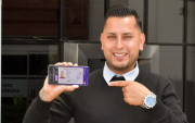 Usuario muestra en su celular la cédula digital, parte de los casi 3 millones de registros en Ecuador