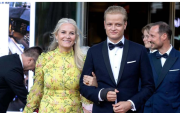 Marius Borg Høiby fue condenado en primera instancia a cuatro años de prisión por dos violaciones, maltrato y otros delitos. En la foto de archivo, junto a su madre, la ahora reina Mette-Marit.