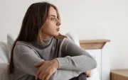 La campaña de 2026 mantiene el lema “Cambiar la narrativa sobre el suicidio”, que invita a derribar prejuicios y a fomentar conversaciones abiertas y respetuosas.