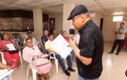 Harry Valarezo, dirigente de adultos mayores, explica la imporancia de tener la resolución aprobada por el SRI para recibir la devolución del IVA.