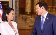 La presidenta de Perú, Keiko Fujimori (i), saluda al secretario de Estado de Estados Unidos, Marco Rubio, este jueves, en Lima (Perú)