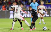 Junior Sornoza no encontró espacios ante Flamengo.