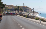 Vista del pelotón junto a la playa durante la 19ª etapa de la Vuelta ciclista España entre Vélez-Málaga y Peñas Blancas (Estepona) de 210 kilómetros.
