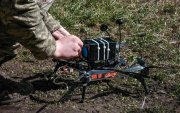 Fotografía de archivo de un piloto de drones ucraniano de la 93.ª Brigada 'Kholodny Yar' preparando un dron interceptor.