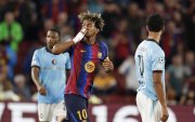 El delantero Lamine Yamal celebra un gol, durante el partido de Liga de Campeones entre el FC Barcelona y el Feyenoord.