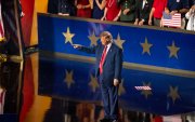 El presidente de EE. UU., Donald Trump, saluda a sus seguidores tras pronunciar un discurso en la segunda jornada de la Convención Nacional Republicana (RNC).