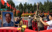 Personas atienden actos conmemorativos de los 50 años de la muerte de Mao Zedong en la provincia china de Hunan.