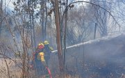 Bomberos Quito controlaron un incendio forestal registrado este sábado 12 de septiembre en el sector de El Quinche.