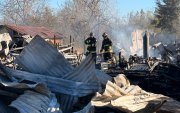 Bomberos analizan el sitio del incendio.