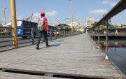 Daños. Los transeúntes deben atravesar las camineras con cuidado. CAMINERA DEL PUENTE SIN TABLA. Tablas en mal estado del puente 5 de junio, 13 de mayo del 2014. Guayaquil-Ecuador. Amelia Andrade /Expreso.