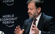 Economista y catedrático universitario. Lideró la comisión para la reforma del sistema de pensiones del IESS.