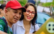 Luisa González (d.) se toma la foto con un simpatizante.
