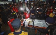 Equipos de emergencia socorren a las víctimas de la embarcación accidentada.