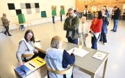 Ciudadanos emiten su voto en las elecciones generales de Suecia en un colegio electoral en una escuela de Enkoping, Suecia.