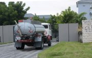 Tanqueros ingresan a diario a ciudadelas de Isla Mocolí