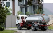 Ante el deficiente servicio de anastecimiento de agua, residentes de zonas exclusivas de Samborondón contratan tanqueros.