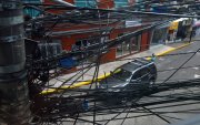 Situación. El centro de Cumbayá evidencia un creciente desorden en las instalaciones aéreas, con tendidos que cruzan calles y afectan el paisaje.