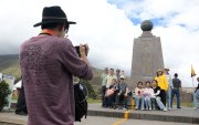 Turistas en la mitad del mundo.