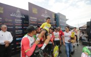 El joven ciclista Héctor Álvarez (c) fue el ganador de la Vuelta al Ecuador y fue felicitado por sus compañeros del Best PC Ecuador en el podio en la Mitad del Mundo.