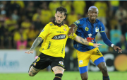 Darío Benedetto (i.) es marcado por un rival de Delfín.