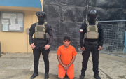 El detenido fue escoltado por agentes antes de su traslado a la cárcel de Esmeraldas.