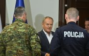 El primer ministro polaco, Donald Tusk (centro), asiste a una sesión informativa especial en el Centro de Seguridad Gubernamental (RCB) en Varsovia, Polonia, el 13 de septiembre de 2026.