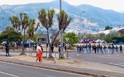 Cristian V. participó en la reconstrucción del caso Lizeth Bunshi en Cumandá, bajo custodia policial y con equipos especializados durante la diligencia.