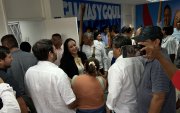 Gabriela Rivadeneira, presidenta de Revolución Ciudadana, junto a militantes del movimiento durante una jornada política.