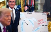 El secretario del Interior de EE. UU., Doug Burgum, muestra el cartel del cambio a "lago América" junto a Donald Trump en la Casa Blanca, el 27 de agosto de 2026.