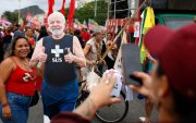 Una seguidora del presidente de Brasil, Luiz Inácio Lula da Silva, se toma una foto junto a la imagen del mandatario en Río de Janeiro (Brasil).
