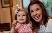 Majo Gimeno descubrió a un pequeño solo en un hospital de Valencia, España. El hecho la impulsó a fundar ‘Mamás en Acción’. Aquí posa junto a su hija