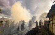 Situación. Moradores del Dorado formaron cadena humana contra el incendio que subía por la ladera; humo cubrió sectores de La Vicentina.