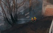 Bomberos de Quito mantienen labores de enfriamiento en La Bota, donde cinco hectáreas fueron afectadas por el incendio forestal.