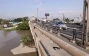 El puente de la Unidad Nacional es utilizado a diario por automóviles, motocicletas, buses y transporte pesado.
