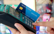 Una persona paga con tarjeta de crédito en una tienda.