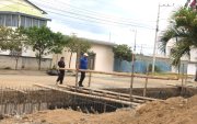 Para ingresar a las viviendas los pobladores han improvisados puentes de tabla y caña hasta que se cierre el canal abierto