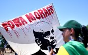 Cartel con la imagen del polémico magistrado Alexandre de Moraes durante una protesta este martes, frente al Congreso Nacional en Brasilia (Brasil).