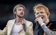 FINNEAS, Aaron Rowe y Beoga dejan la gira de Ed Sheeran en protesta por la exclusión de Macklemore