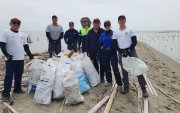 Voluntarios durante una jornada de limpieza de playas.