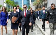 Integrantes del FBI y la DEA caminan frente al Palacio de Justicia Federal Wilkie D. Ferguson Jr, en Miami (Estados Unidos).