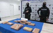 Policía encontró 13 bloques de presunta droga en una urbanización de Bellavista Alta.