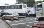 Tal vez necesitemos cambiar de asiento. Cruzar la calle y sentarnos un rato en la acera de enfrente. Mirar desde otra perspectiva y preguntarnos no sólo qué deberían hacer distinto los demás, sino qué podemos hacer distinto nosotros.