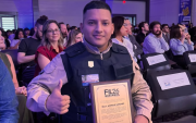 Billy Asencio recibió un reconocimiento en la FIL 2026.